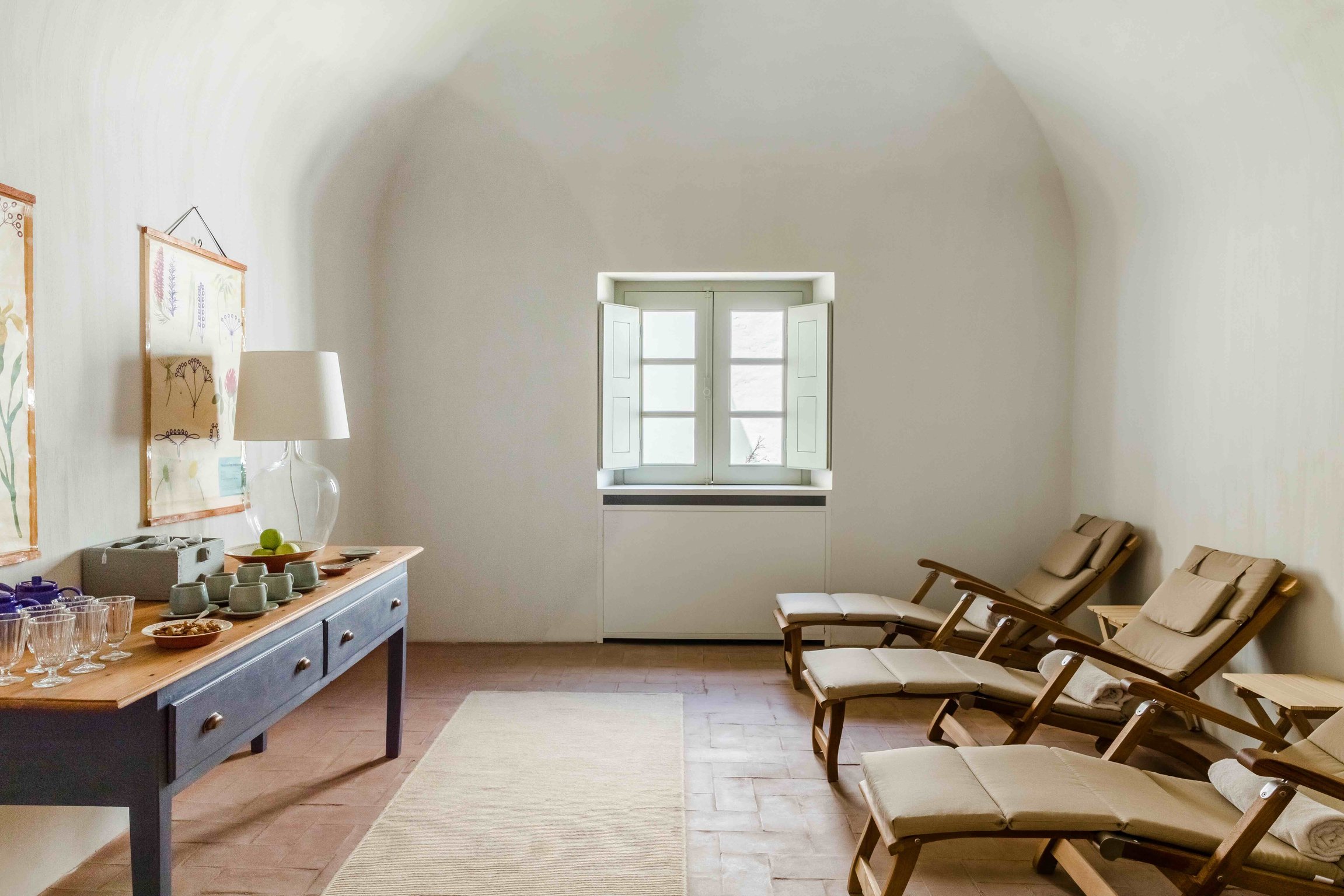 Quiet spa lounge with vaulted ceiling at São Lourenço do Barrocal