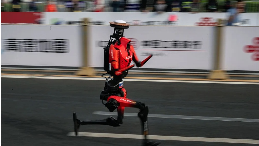 Humanoid smokes half-marathon record