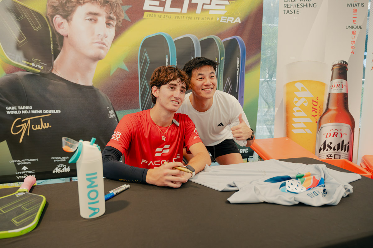 Despite being jet lagged, Gabe was game to sign paddles, t-shirts, merch and pose for photos. Miiiight have been holding back a yawn here. Heh.