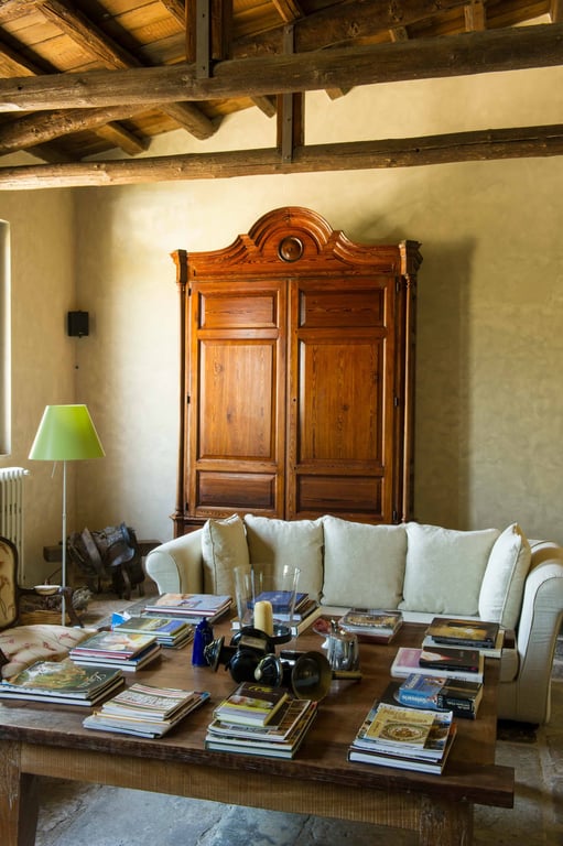 Sitting room with books and antiques at Azienda Agricola Mandranova