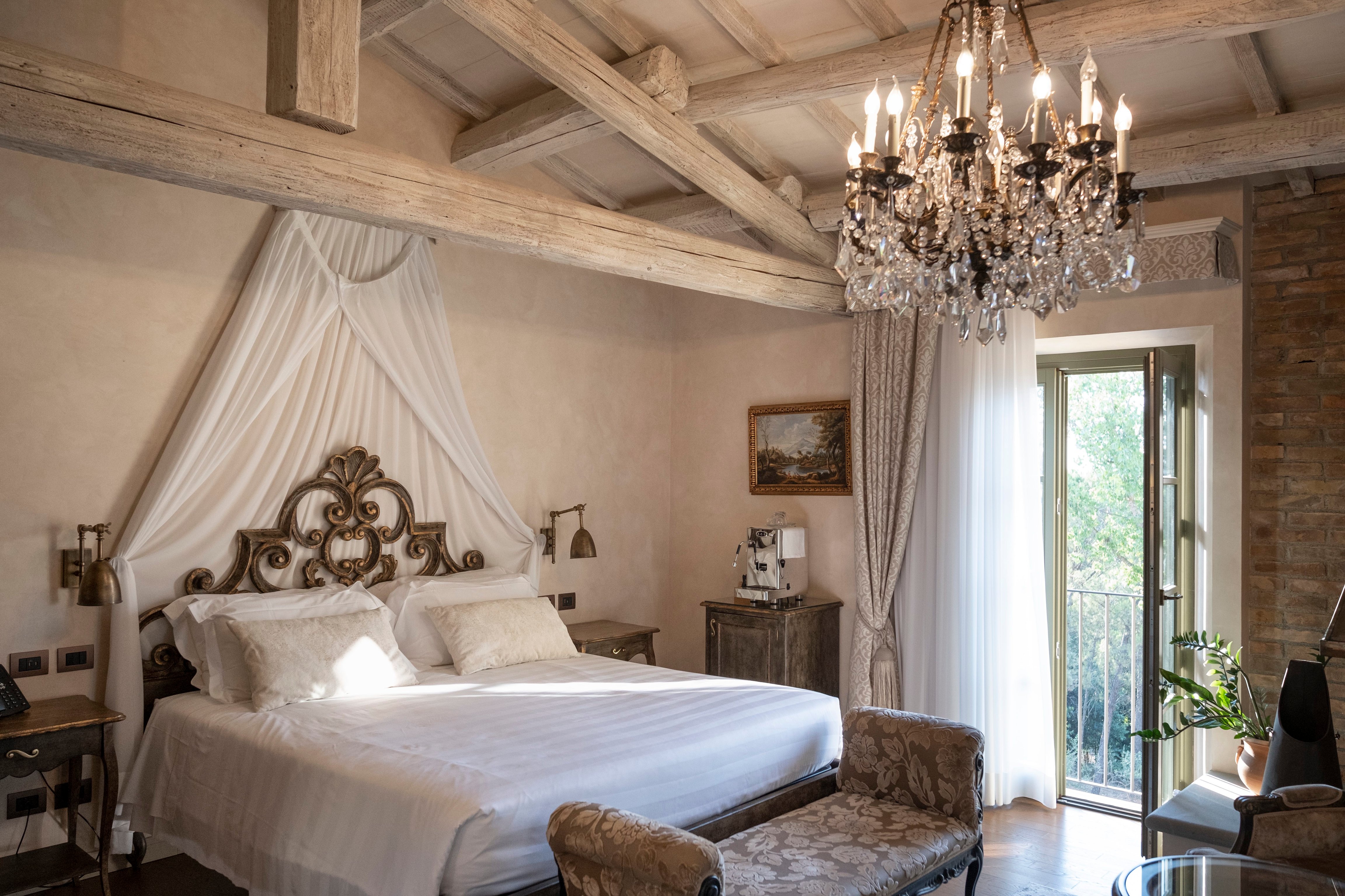 Four-poster guest bed at Villa Petriolo