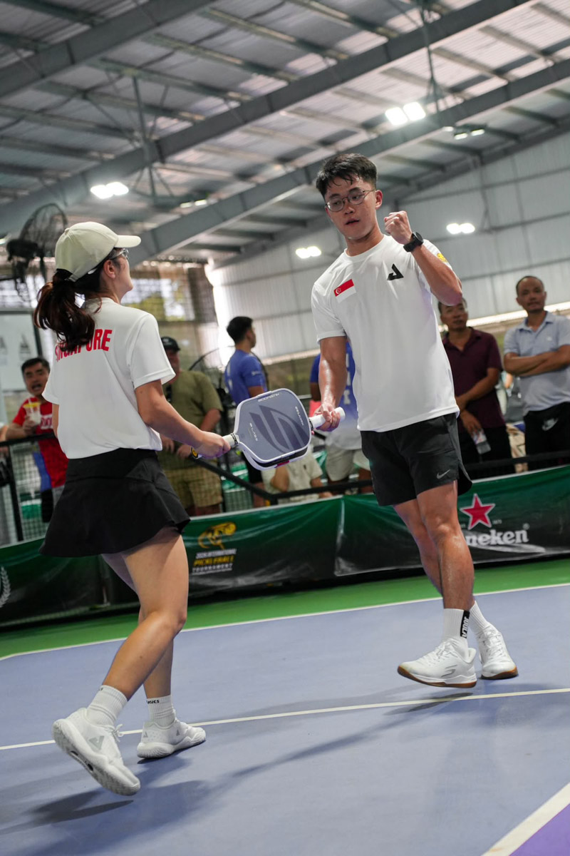 Amanda with team captain (and hubby), Darryl – "I feel like we forgot to switch off something at home leh".