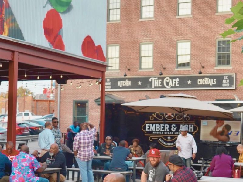 Crowded picnic-table patio outside The Café at Paristown