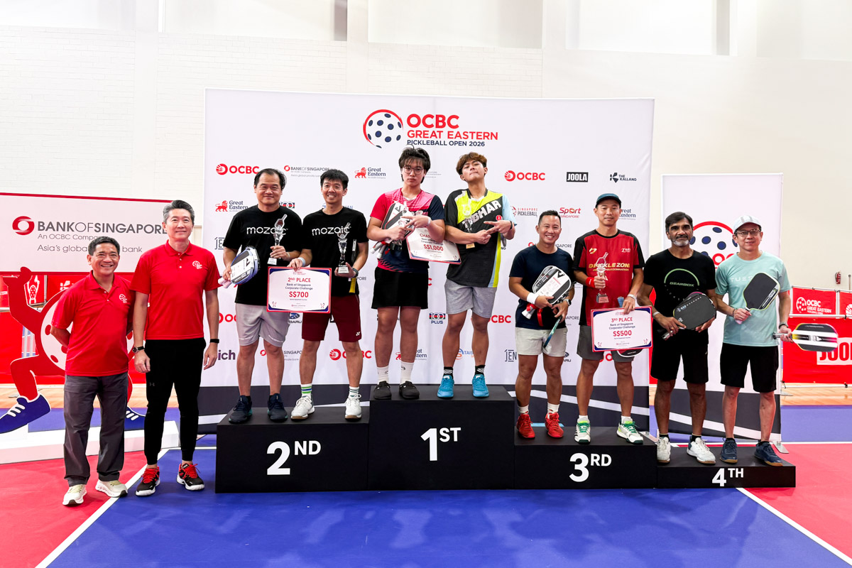 The winners of OCBC Corporate with CEO of Bank of SG, Jason and COO, Jacky (the lankier gentleman).
