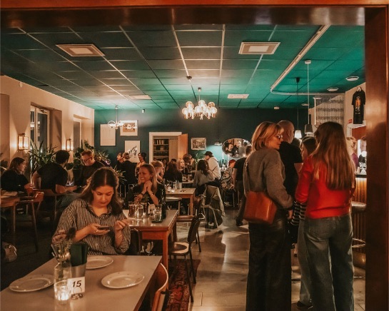 Matsalen i Salongen med gröna taket, fullsatt kväll