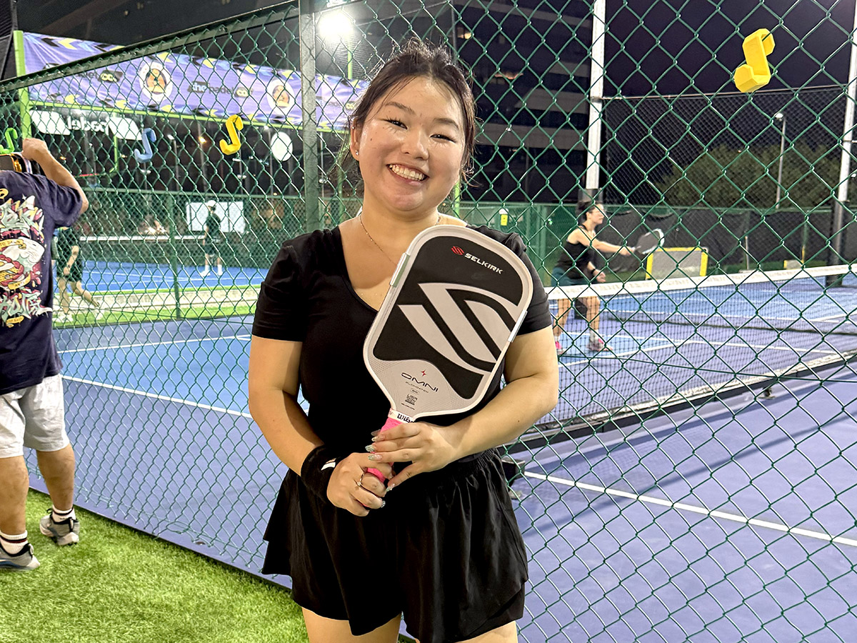 Chloe, DY-NO-MITE babe with devastating drives!