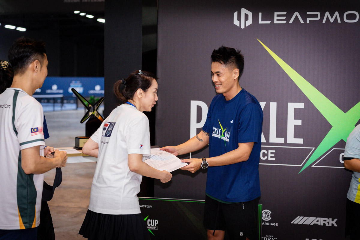 Adrian of Pickle & Bones broke his date with a wasp (IYKYK) to hand out prizes.