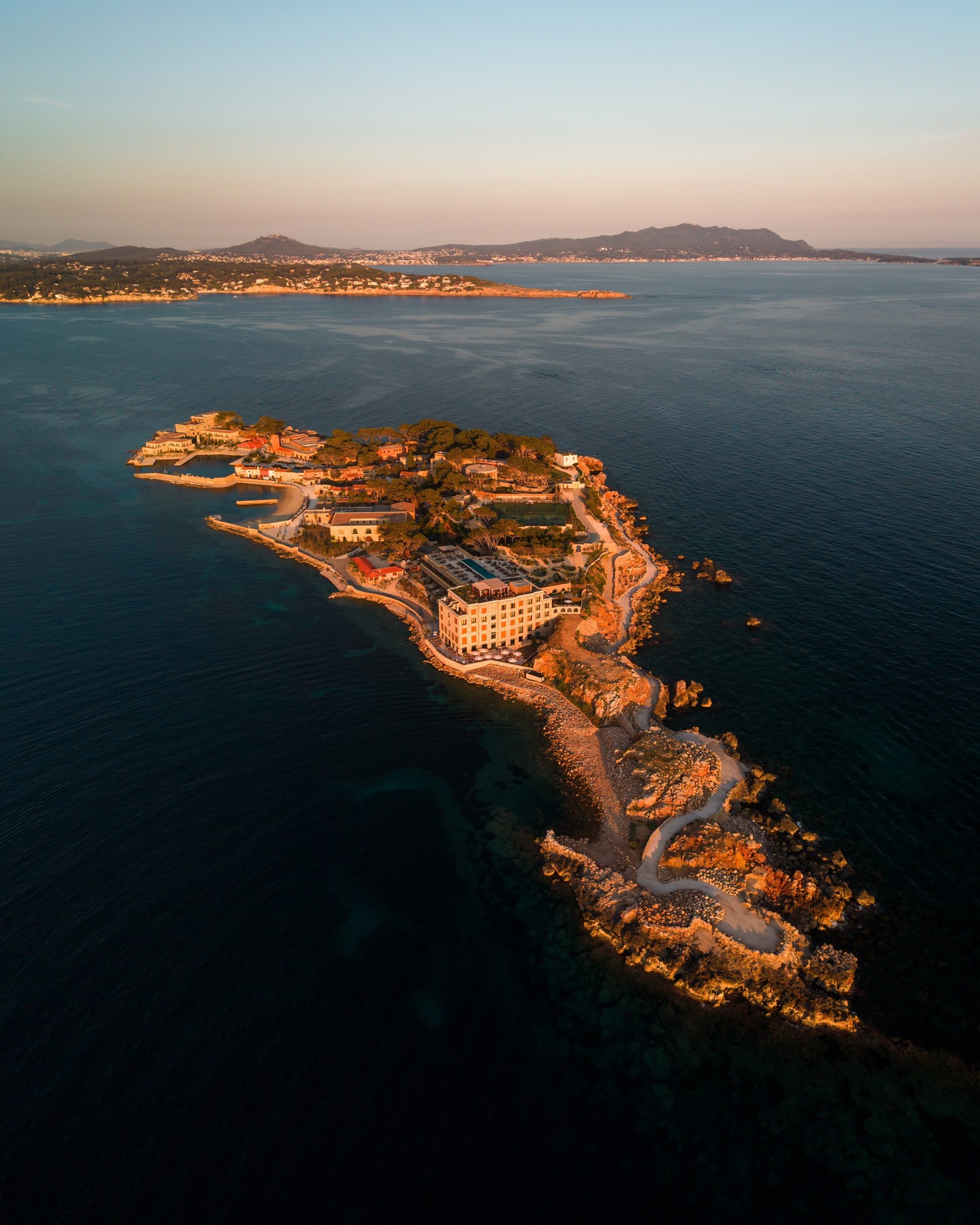 Hotels Above Par image