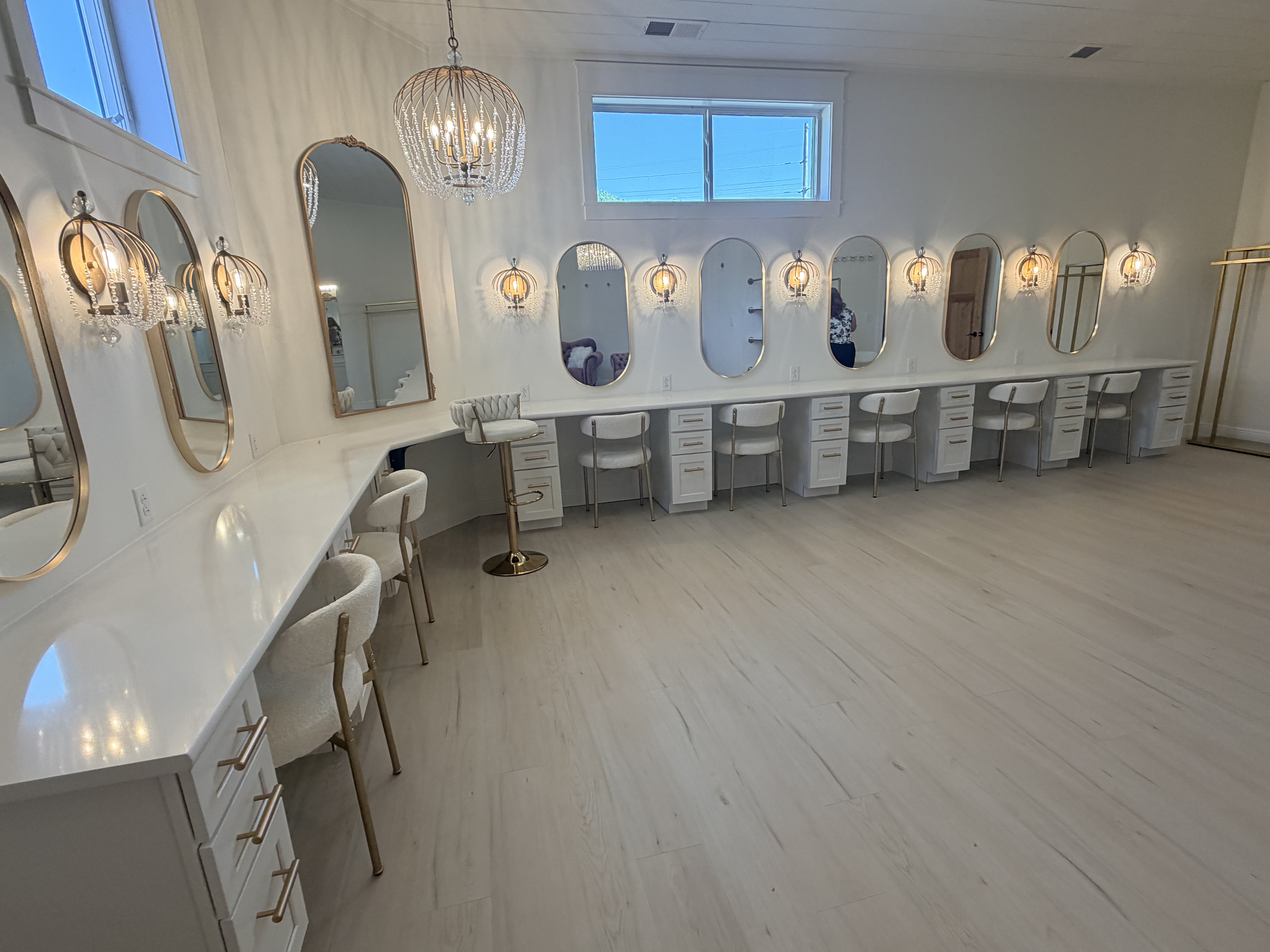 Bridal preparation room with individual stations