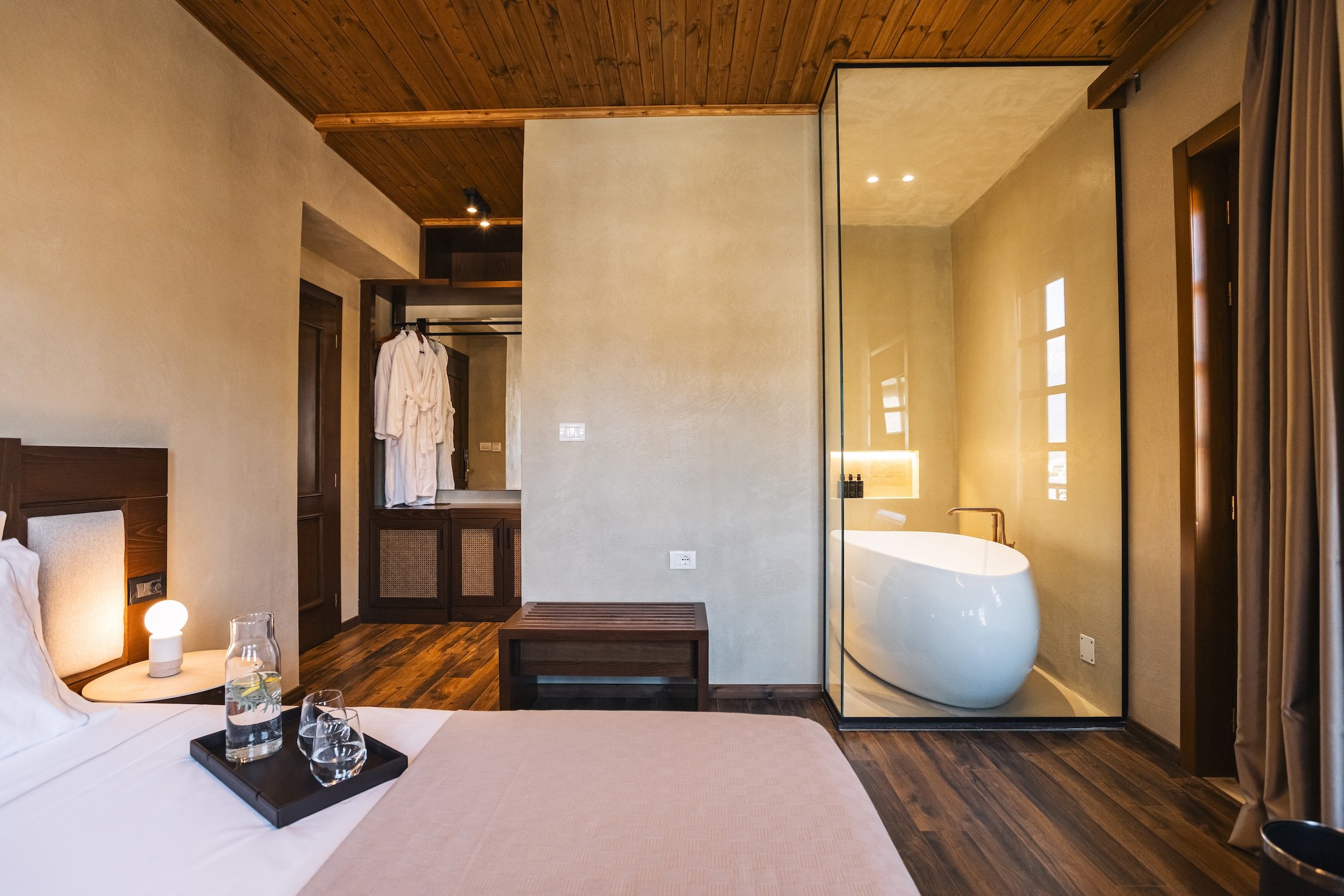 Guest bedroom and bathtub at N’Sokak