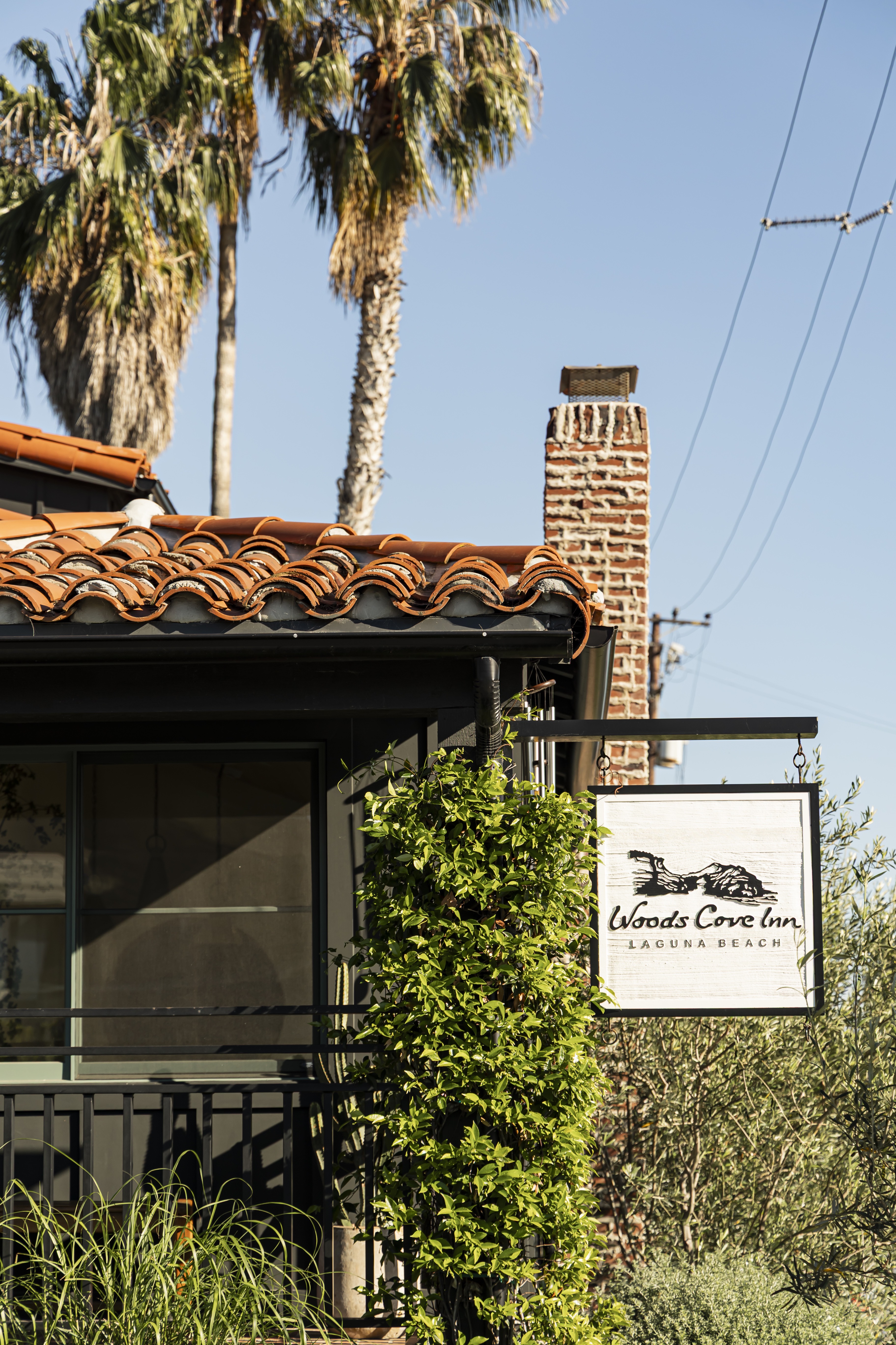 The roadside exterior of Woods Cove Inn in Laguna Beach