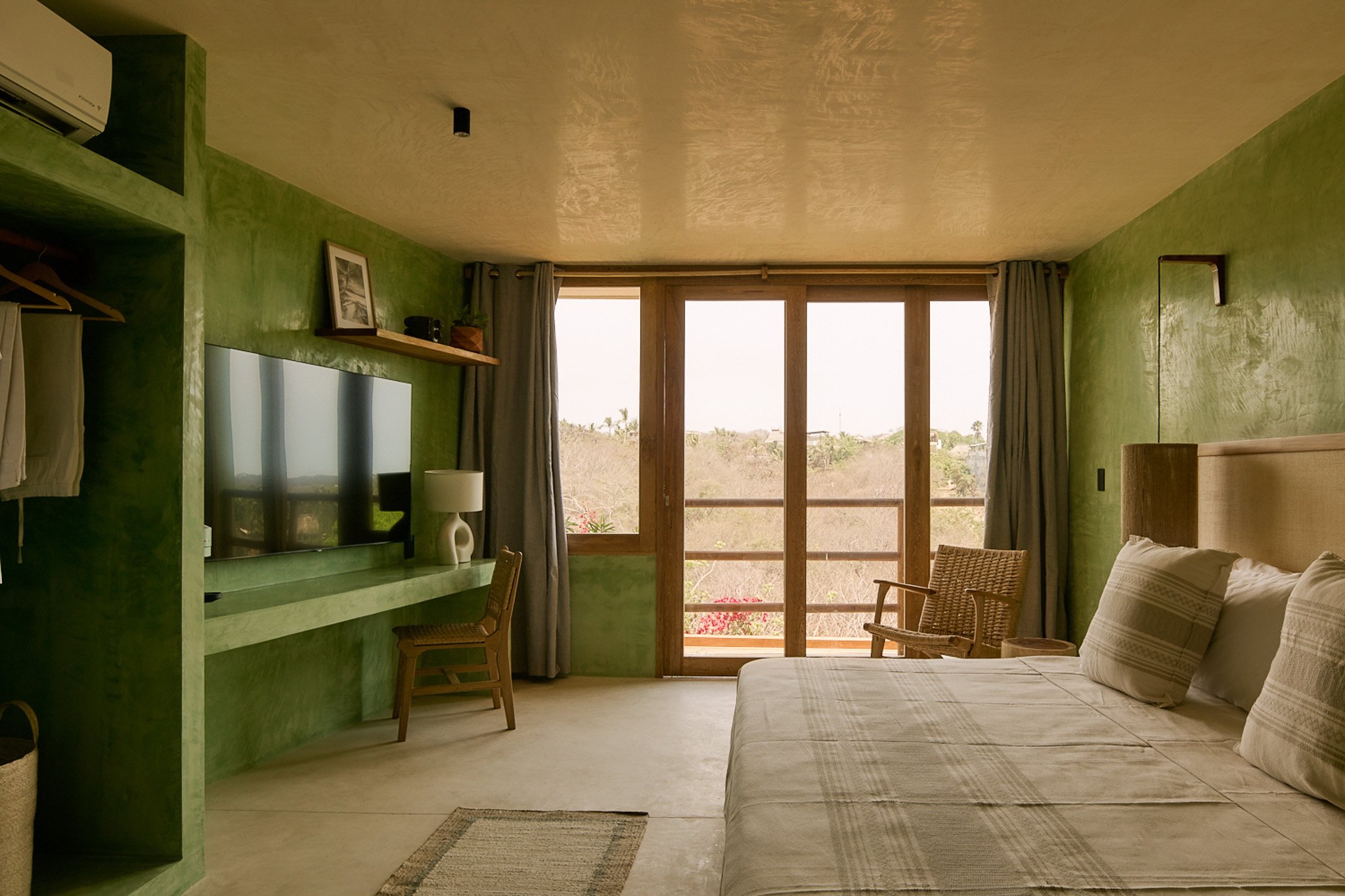 Green guest room with a balcony at Punta Nayaá