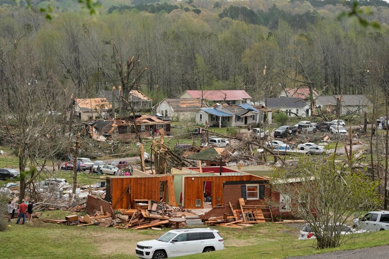 Deadly Storms Leave Six Dead and Half a Million Without Power