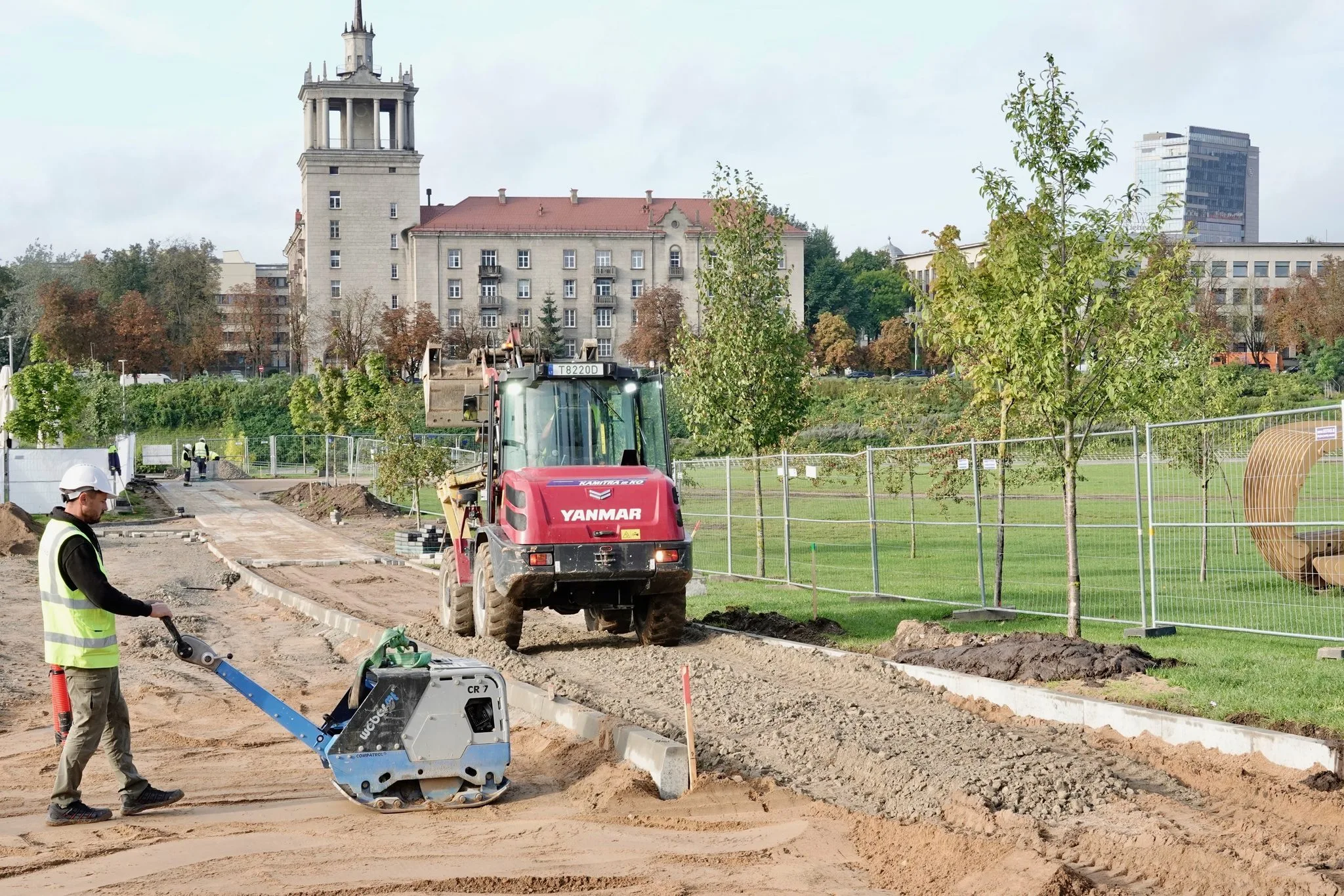 Pokyčiai prie Baltojo tilto – išvažinėtą veją keičia tvarkinga renginių zona