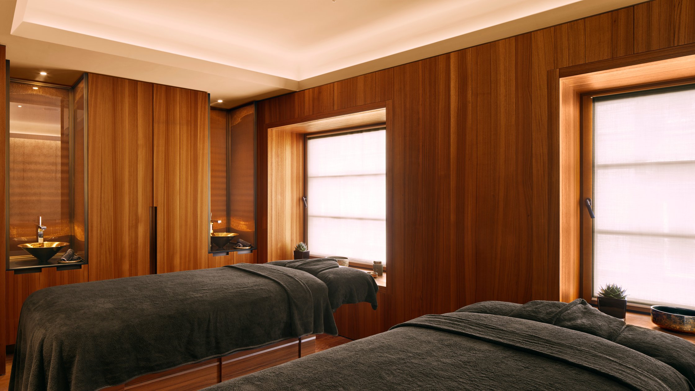 Treatment room with two massage beds at the Bvlgari Spa