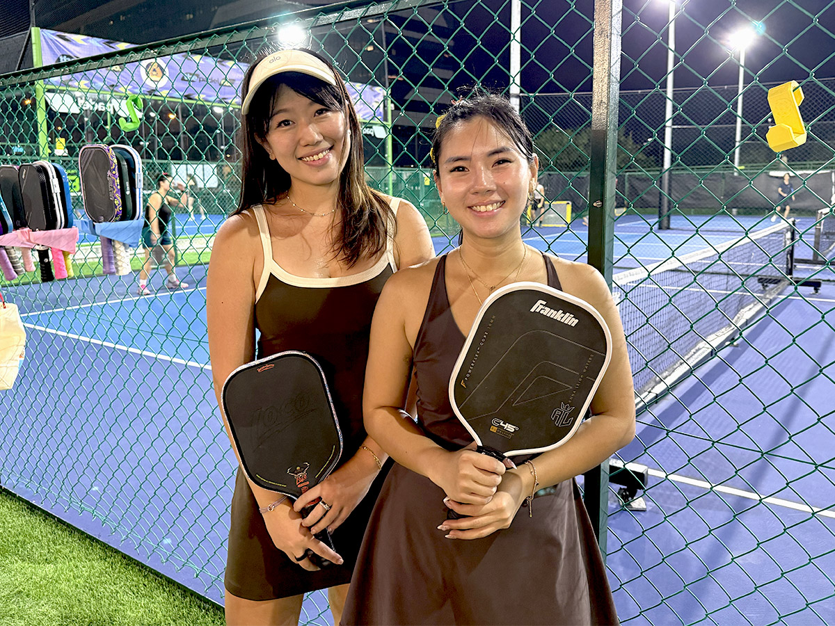  Eunice (left) & Jamie, eye candy in earthy tones.