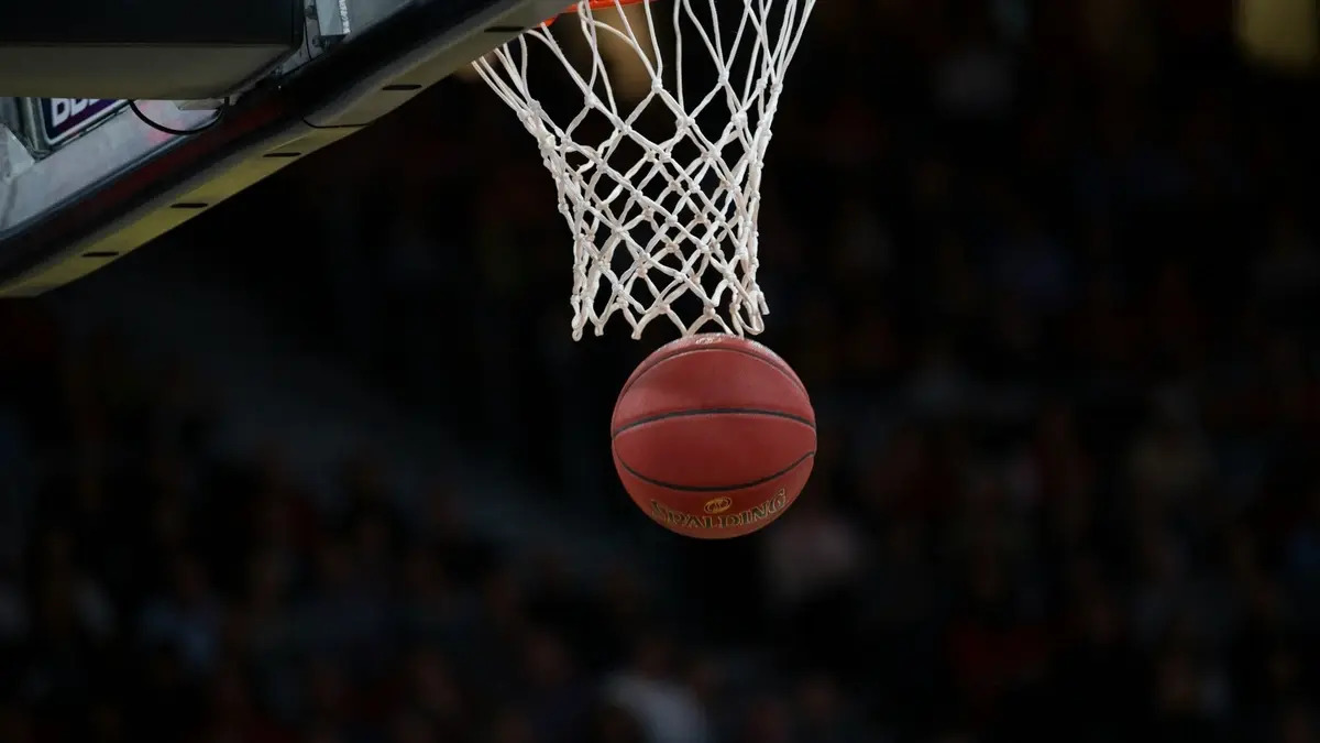 College basketball semifinals: Illinois slightly favored over UConn