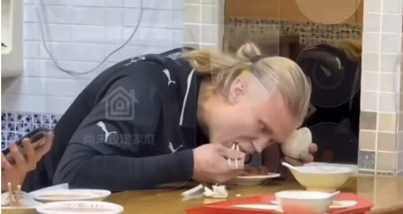 Erling Haaland eating with chopsticks and getting scared of himself, except it’s a Chinese comedian wearing his face