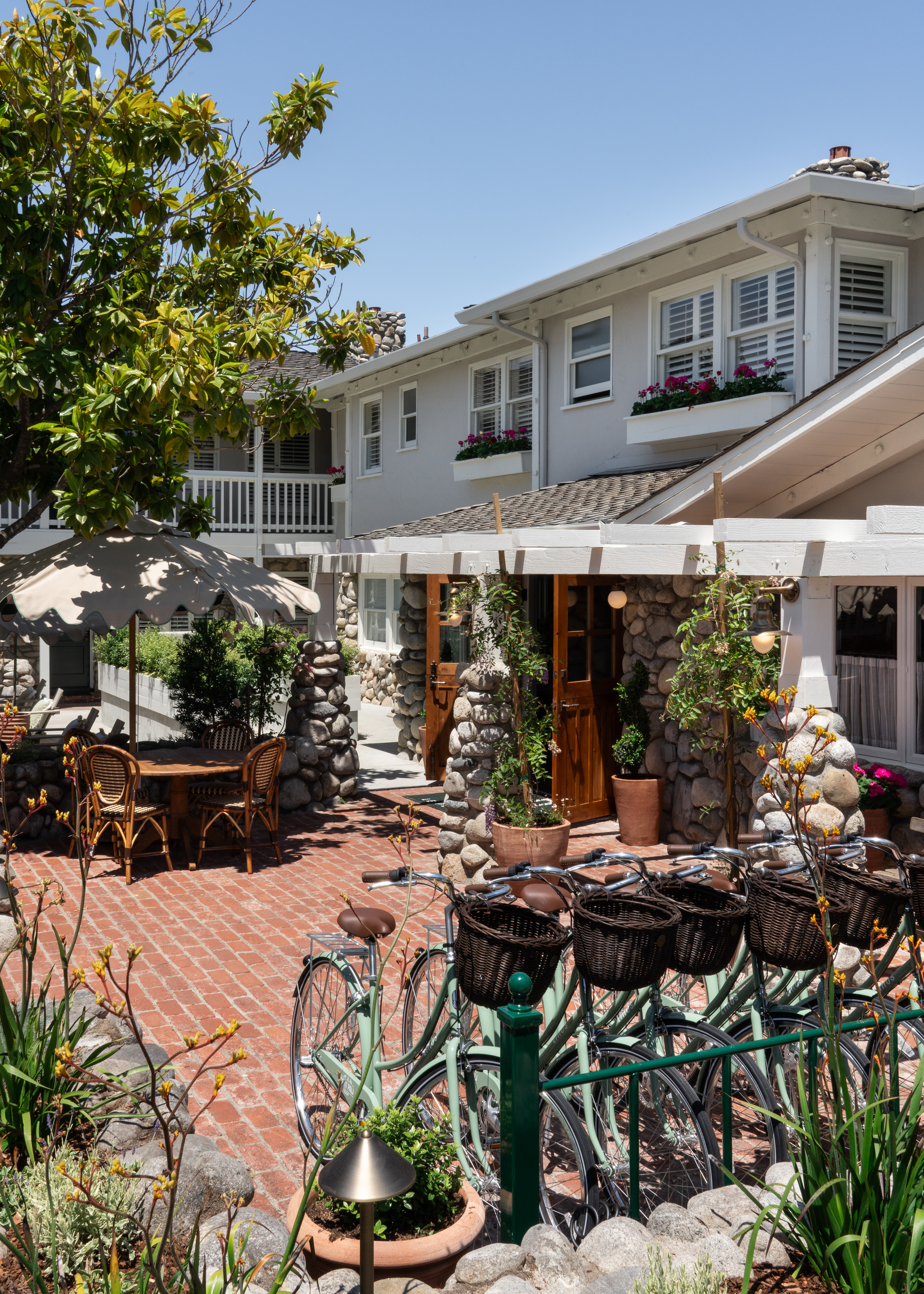 The property and setting at Le Petit Pali at 8th Ave