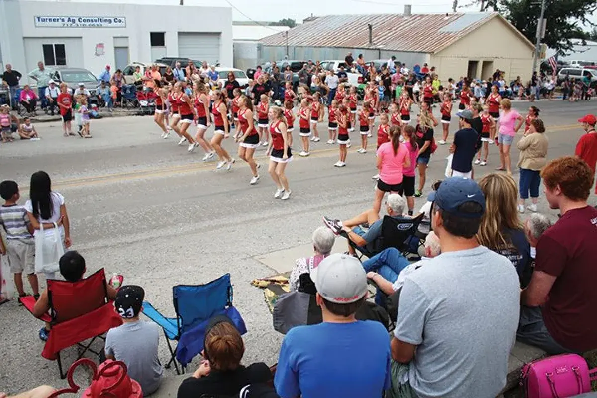 Hoo Doo Days parade crowd in Neola