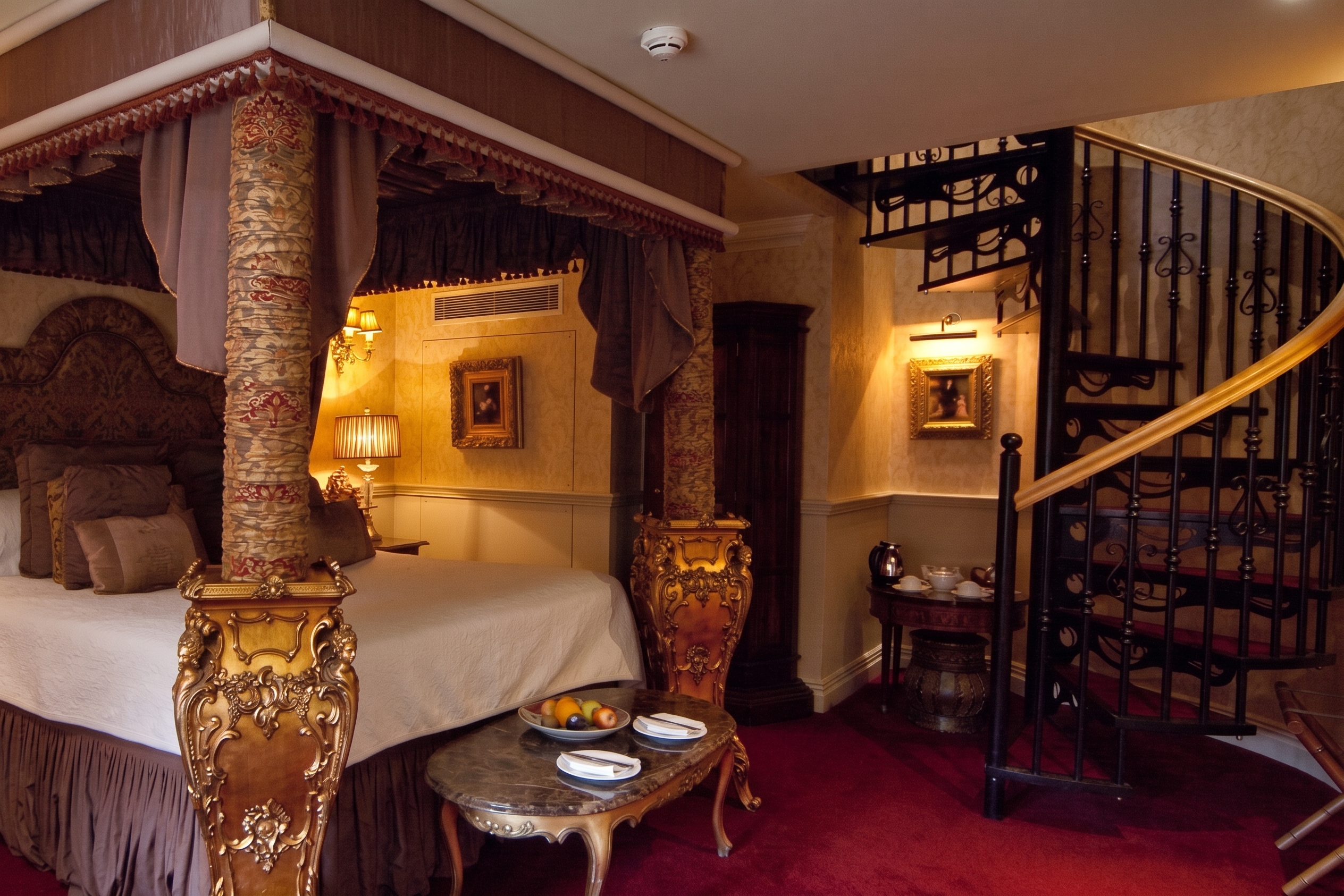 Hotels Above Par image