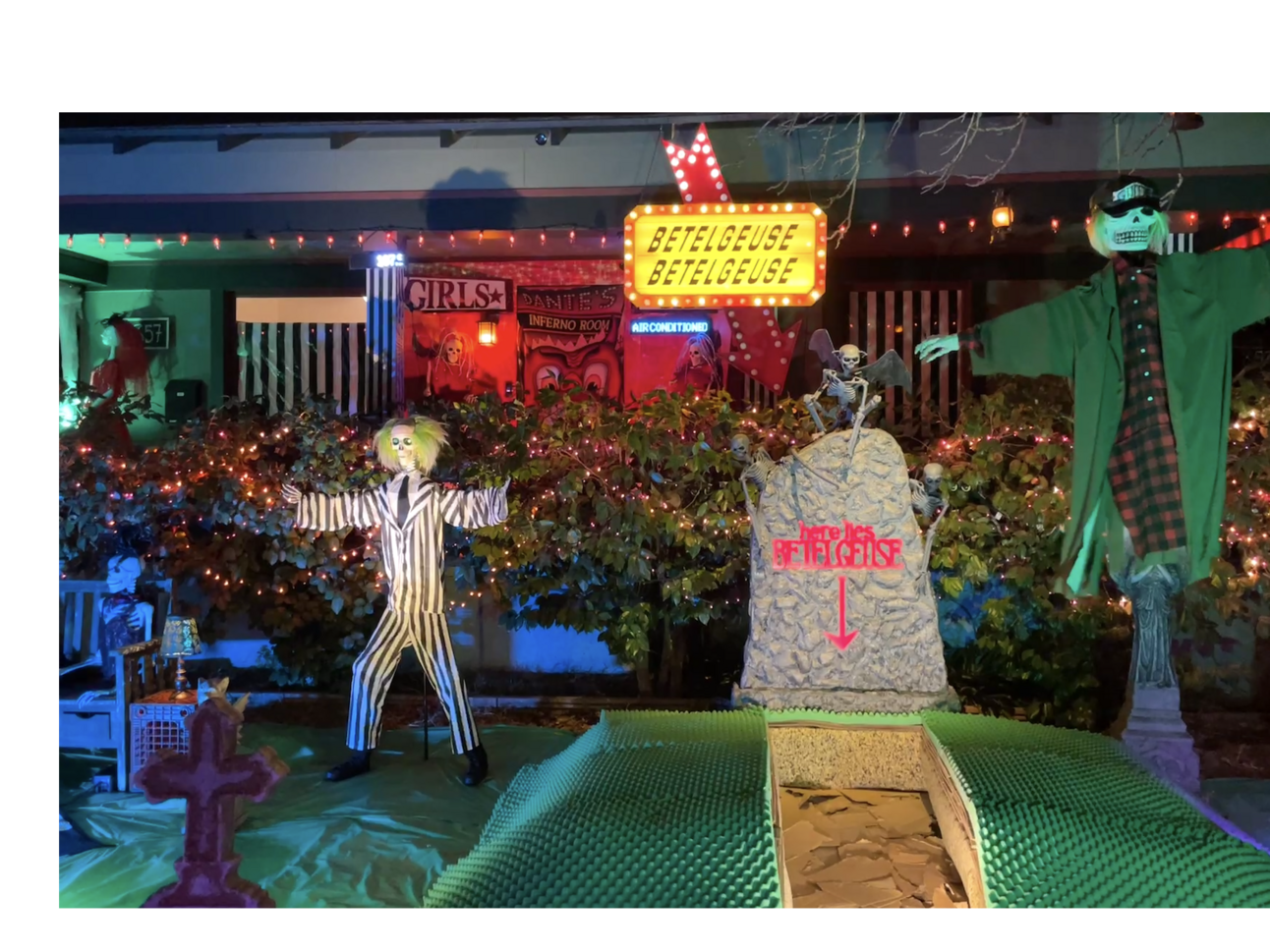 🎃 Halloween parties, street fairs, and pumpkins.