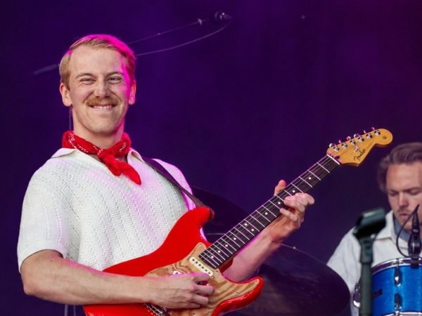 Edvin Carlsén med gitarr