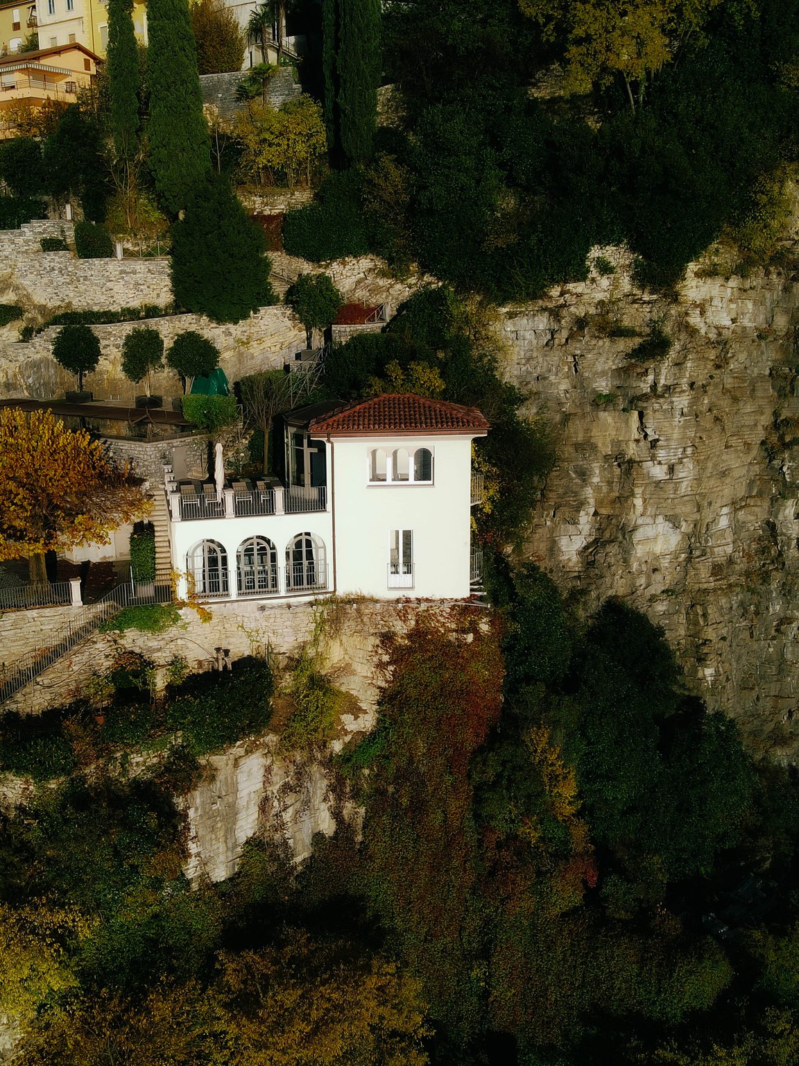 Villa Làrio perched on a steep lakeside cliff