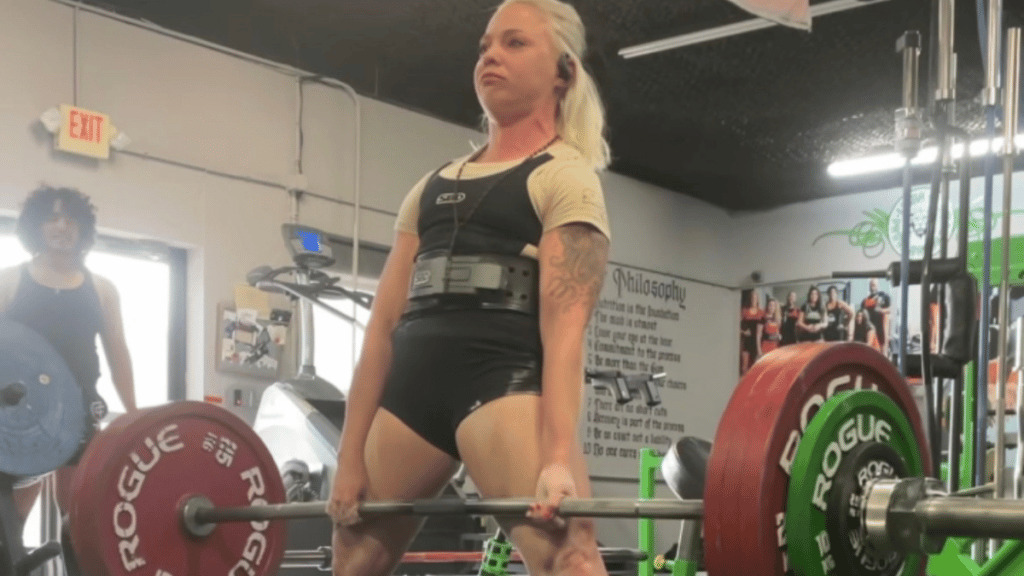 🏋️ powerlifter deadlifts 4x her body weight