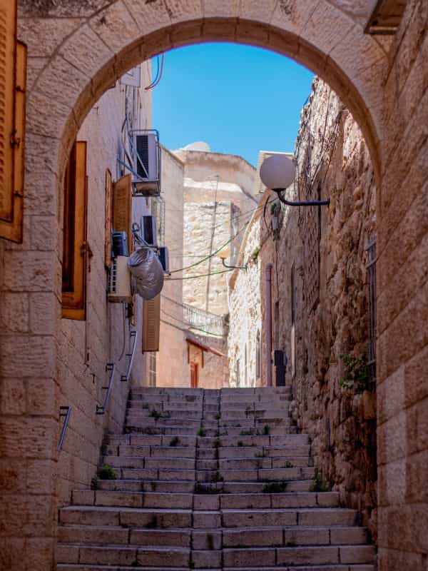 A narrow stone alleyway in Jerusalem