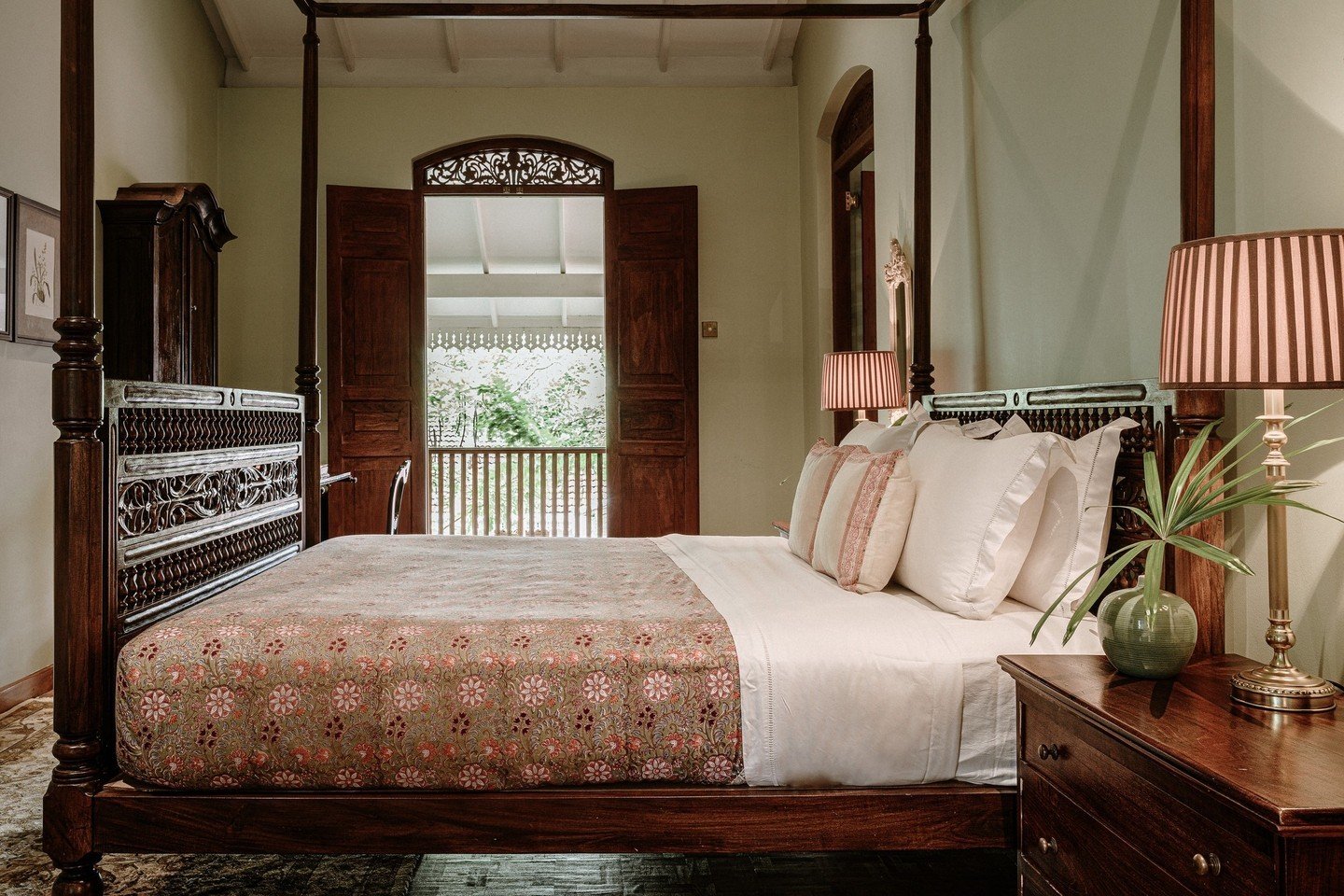 Antique four-poster bed in a Maniumpathy suite