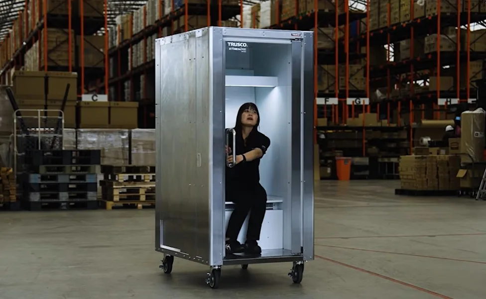 Japan personal cooling cabin for heat recovery