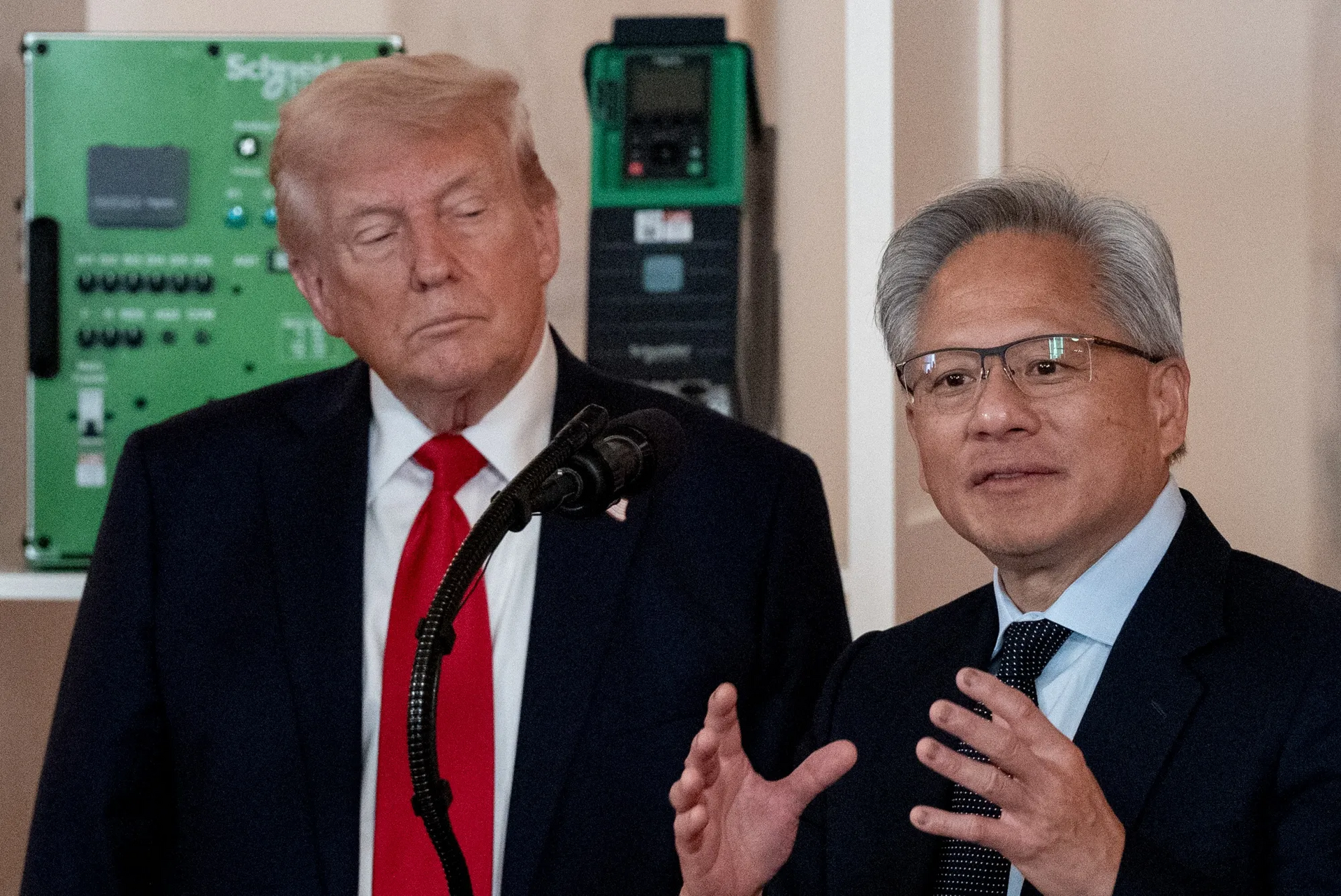 Trump Approves Nvidia H200 AI Chip Sales to China for 25% Cut