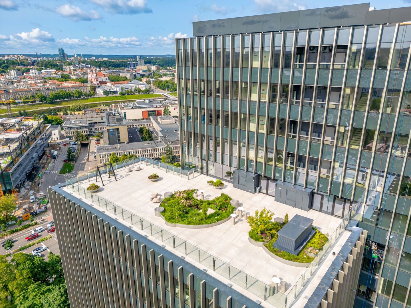 Sostinėje vėl atidaryta viena aukščiausių terasų mieste