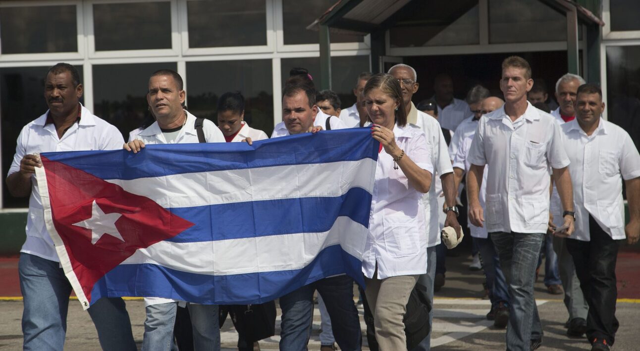 Cuba aumenta salários para que médicos não saiam do país