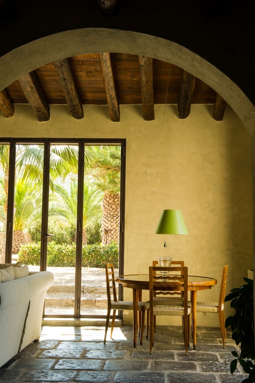 Guest room with wooden beams at Azienda Agricola Mandranova