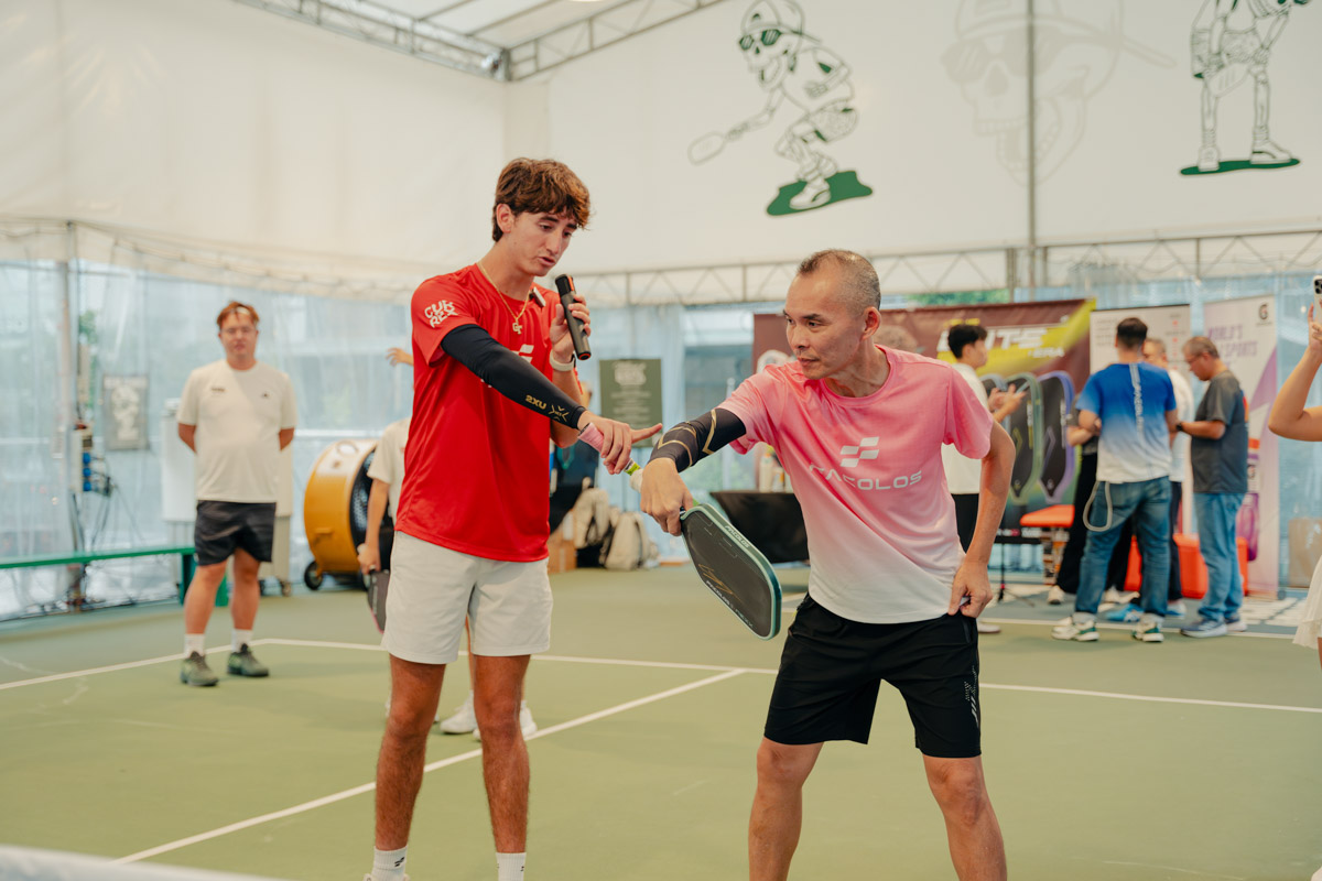 Here's Gabe giving SQ some pointers...after beating him. 