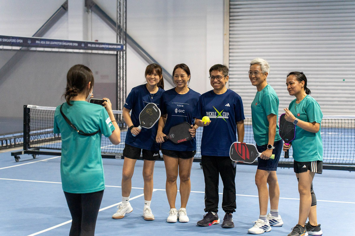 The obligatory (awkward) picture of the teams + referee + person taking a photo with her phone.
