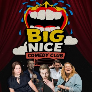 Big Nice Comedy Club, fem komiker framför en röd ridå