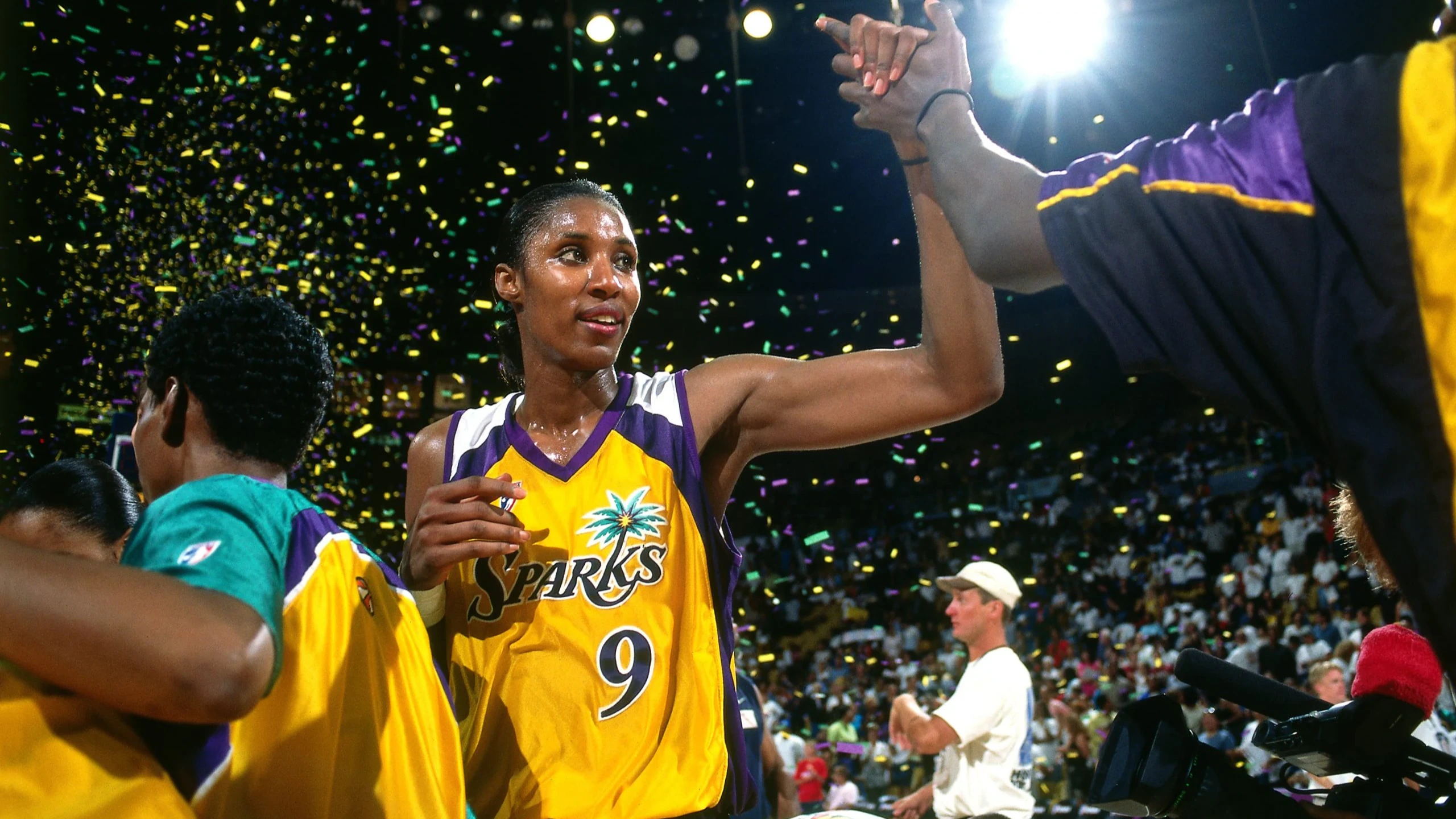 A WNBA Stocks Podcast, Chicago's Statement Win and Lisa Leslie