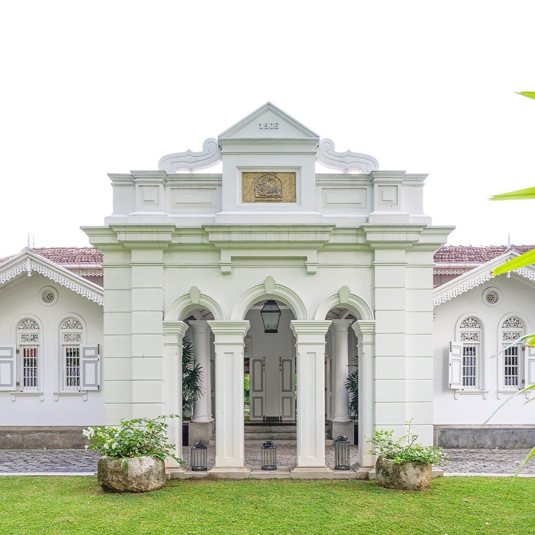 White heritage mansion and front lawn at Maniumpathy in Colombo