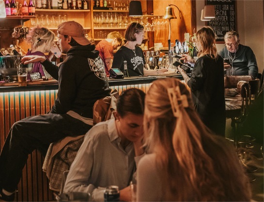 Baren i Salongen med gäster och personal