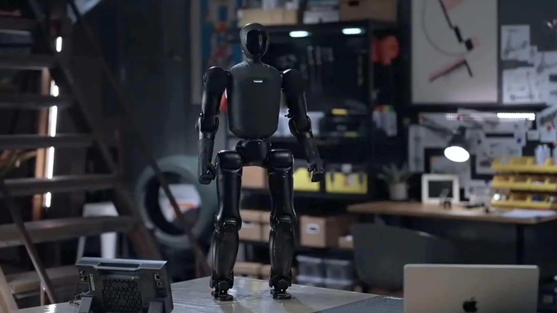 Agibot's tiny, portable humanoid