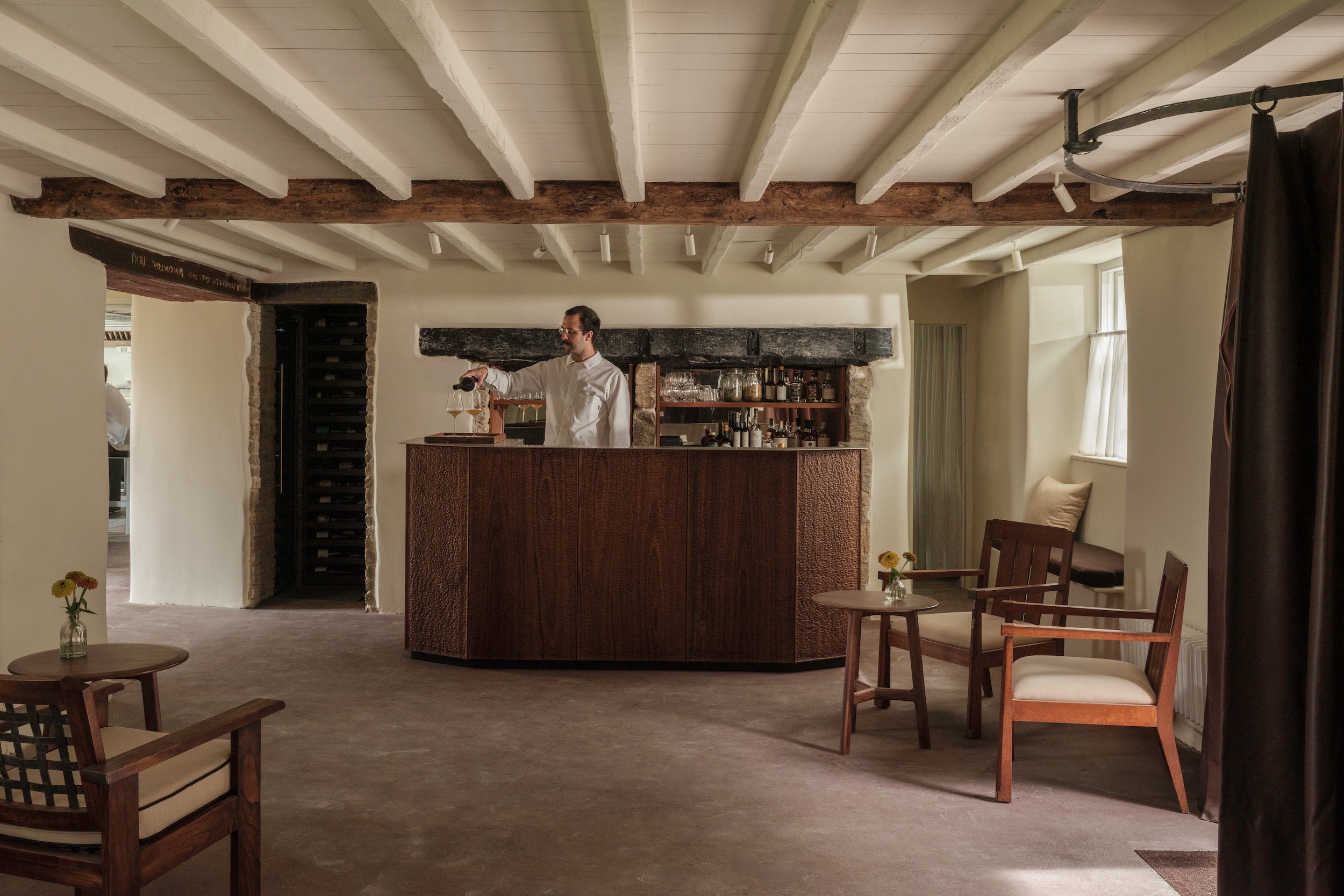 Bar and reception area at Osip