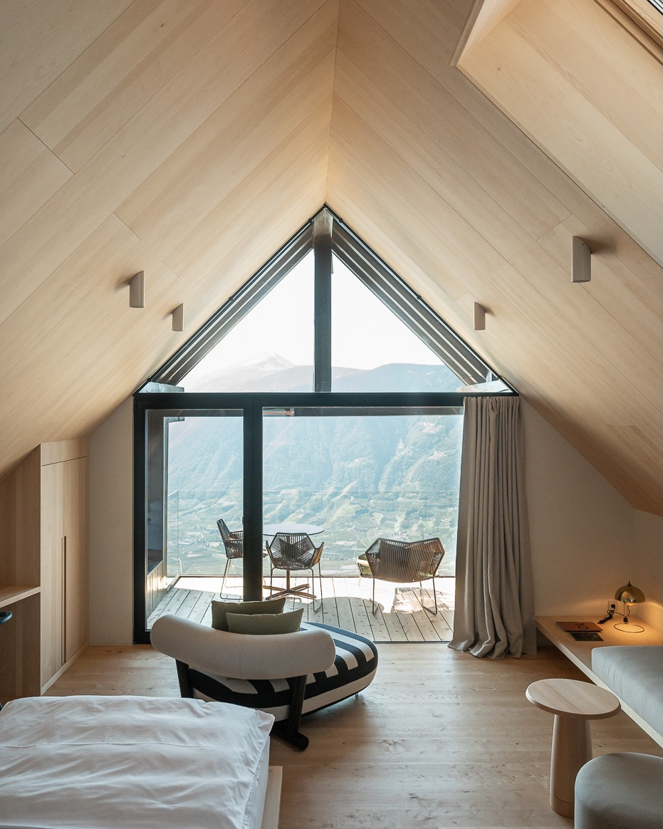 Hotels Above Par image