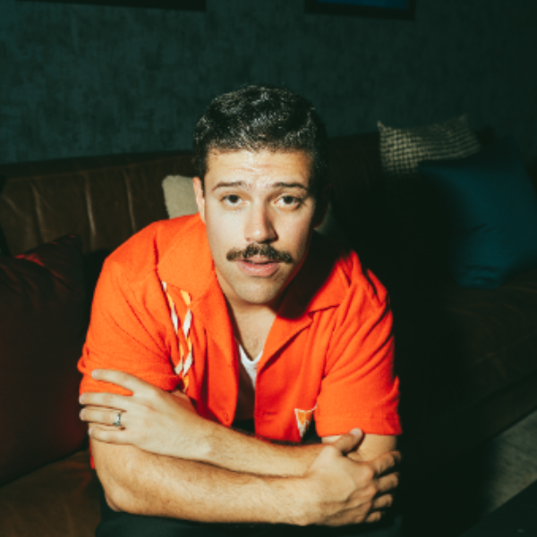 Angelo Colina (En Español) : official promotional image