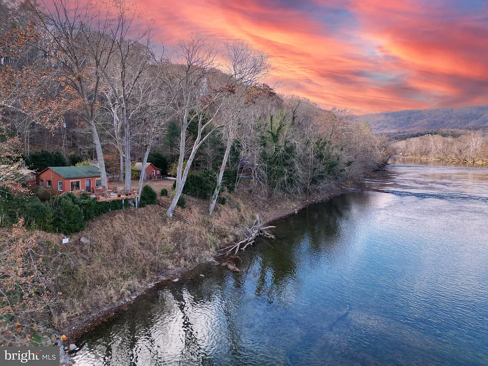 Waterfront Definition 🌅 Ocean, Lake, or River? These 5 Waterfront Properties Have It All
