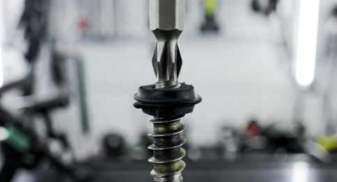 Close up of a rubber band placed over a stripped screw head