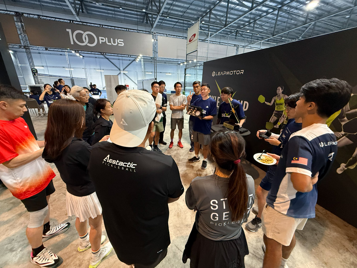 Richie of That Pickleball Academy briefing the captains (and kaypohs) before the knockout stage. 