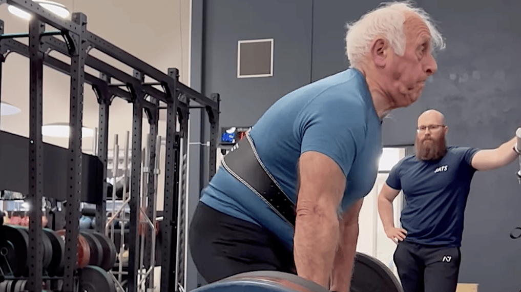 🏋️ 80-year-old's 330-pound deadlift